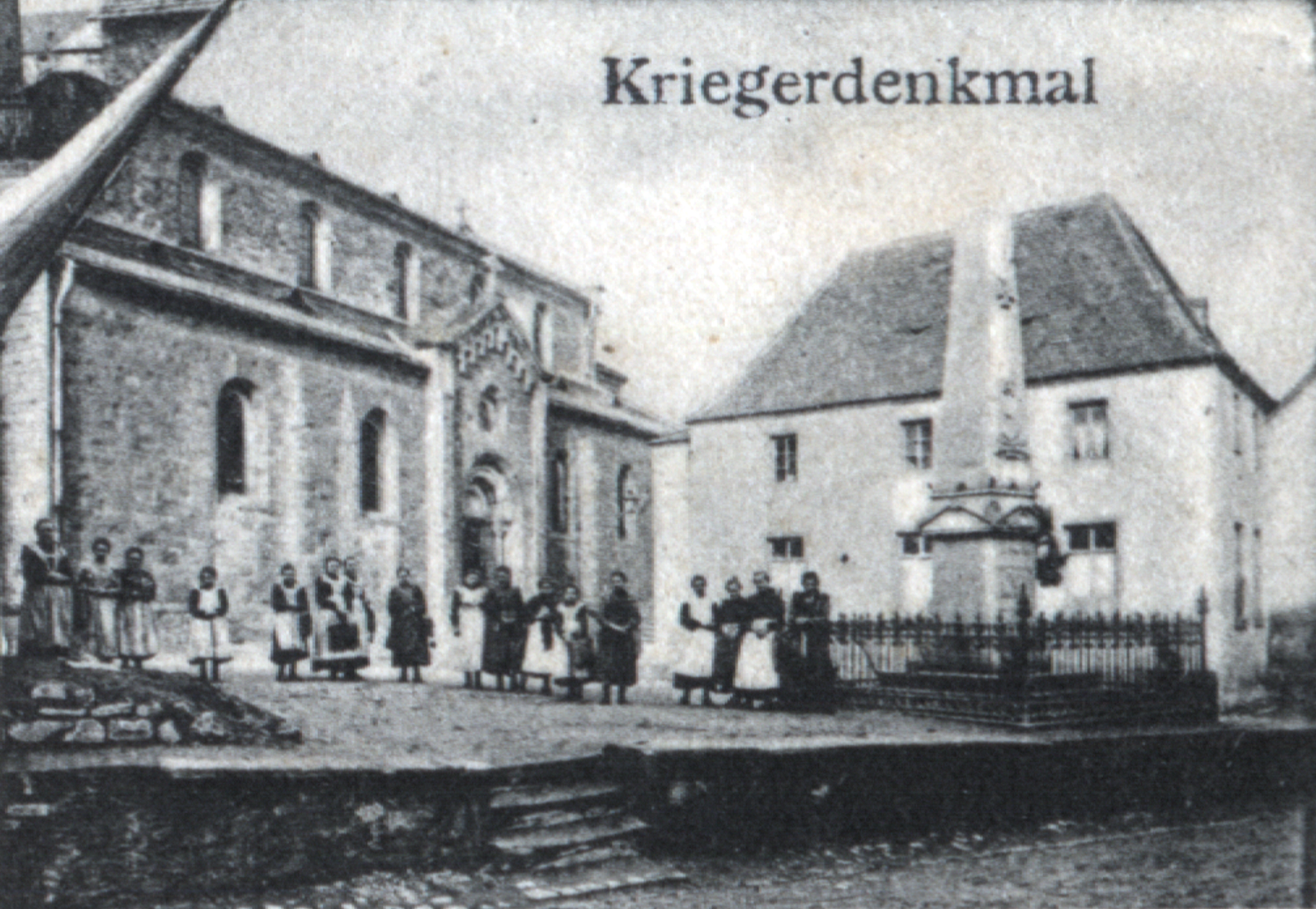 Finther Frauen am Kriegerdenkmal von 1885. Bild: HGV Archiv